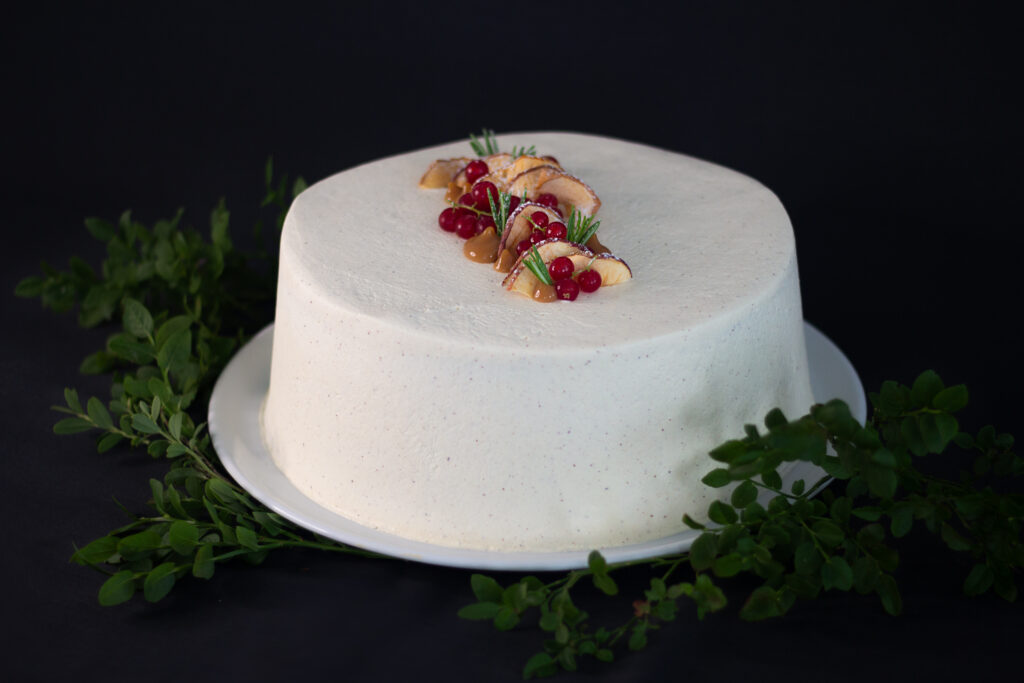 Omena-kinuskitäytekakku