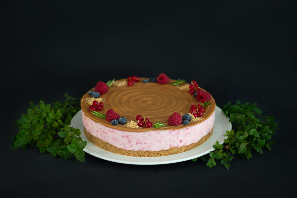 Puolukka-kinuskijuustokakku